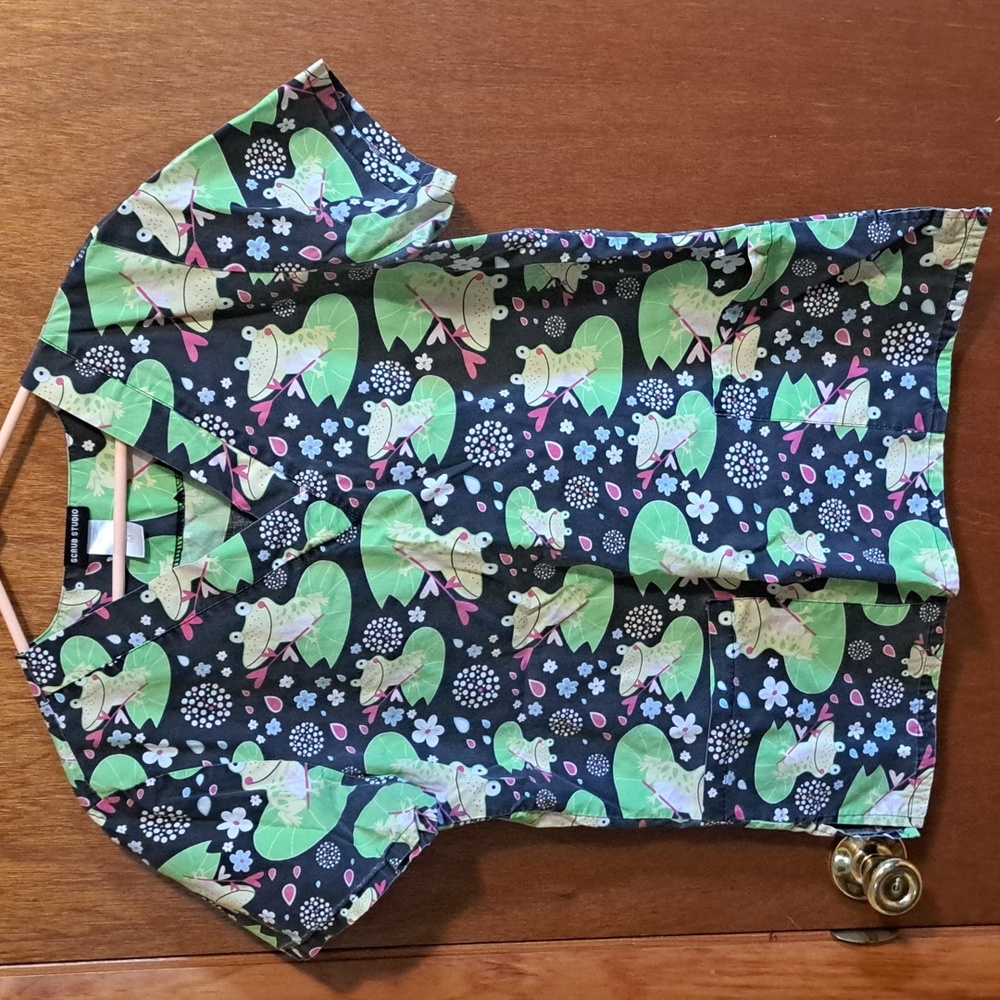 Scrub Studio Frog Scrub Top Size Medium